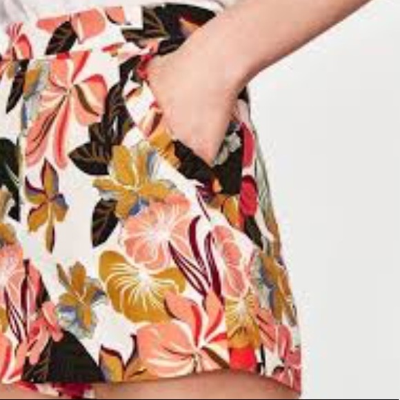 Zara Pants - NWT ZARA TRF COLLECTION FLORAL SHORTS - - Size XS